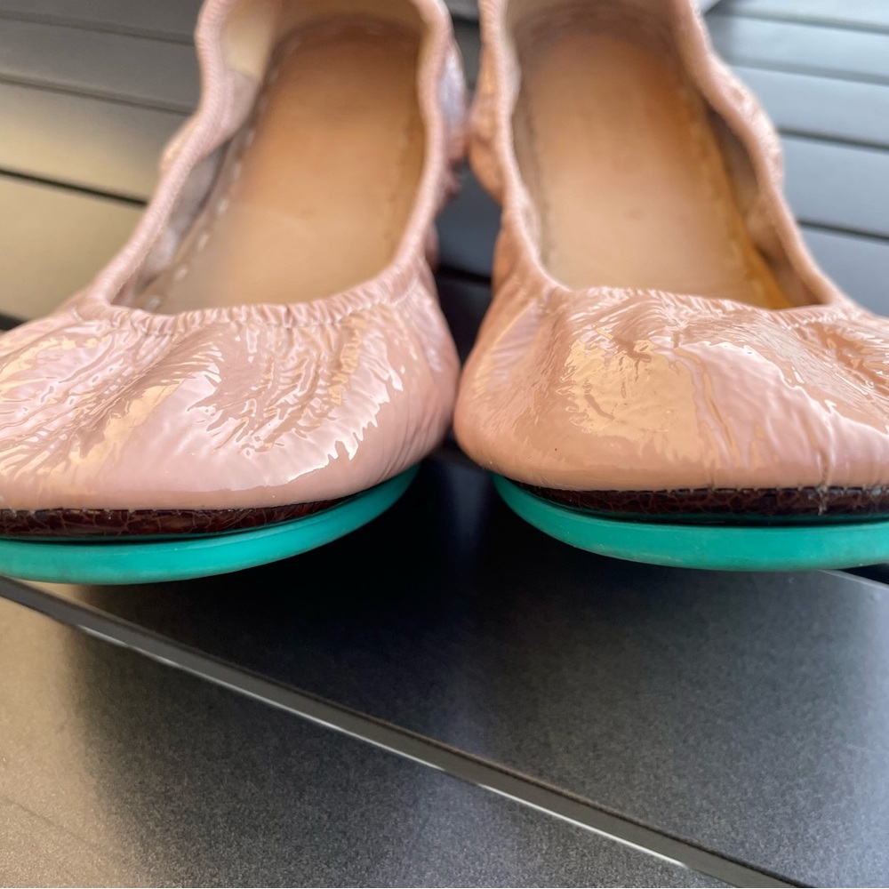 🥿 GUC Blush Patent Tieks 🥿 - Picture 4 of 10